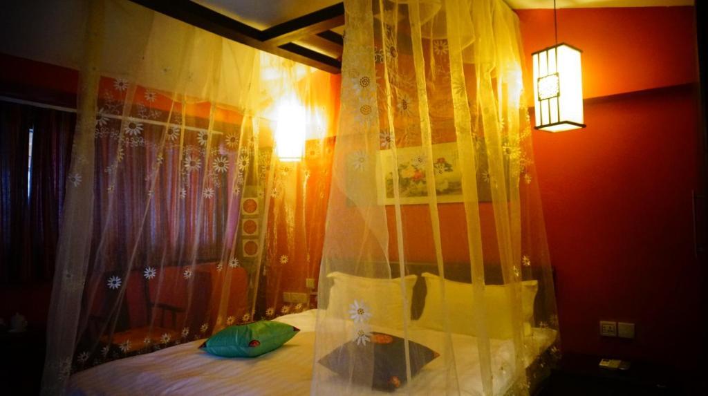 Lijiang Wangjia Courtyard Inn Room photo